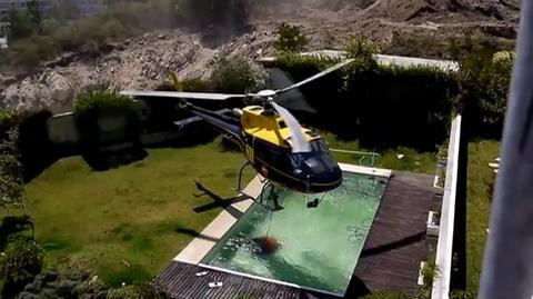 Helikopter ukradł wodę z basenu. W szczytnym celu