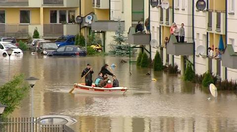 Zabetenowane osiedla i ulice zmieniają się w rzeki