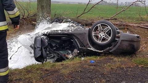 Porsche dachowało, rozbiło się na drzewie