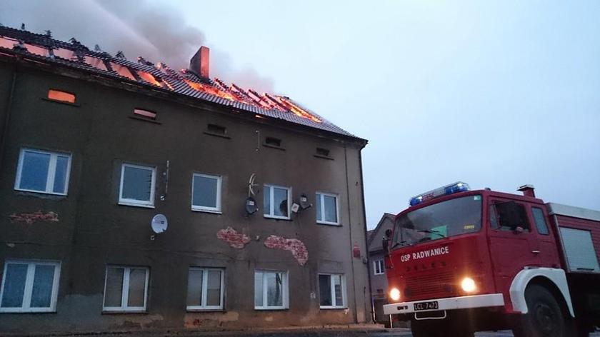 Strażacy walczą z pożarem w miejscowości Buczyna