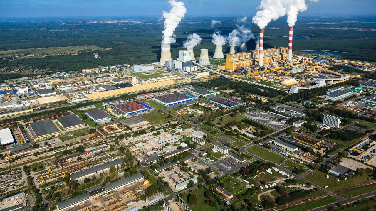 Anti-coal activists from Greenpeace climb up Belchatow ...