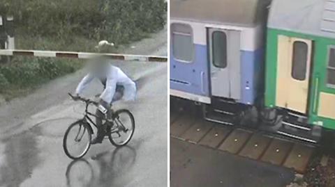 Bezmyślność rowerzysty. Wjeżdża wprost pod pociąg