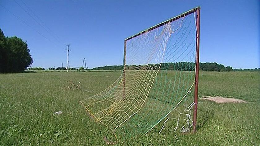 Chłopiec przygnieciony przez bramkę w stanie ciężkim