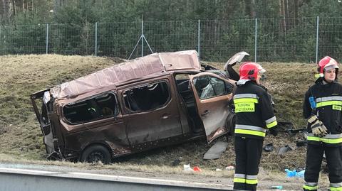 Bus dachował na autostradzie