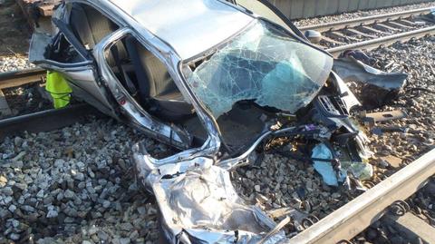 Auto wjechało pod pociąg, kierowca zignorował sygnały ostrzegawcze