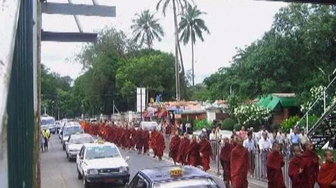 Birma: mnisi przeciwko wojskowej juncie