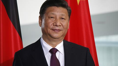 Xi Jinping stoi jest przewodniczącym Chińskiej Republiki Ludowej od 2013 roku