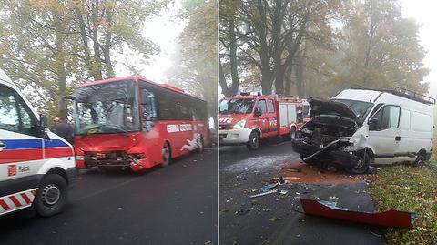 Wypadek w gęstej mgle. Autobus z dziećmi zderzył się z busem, ranni
