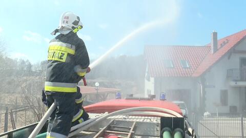 Strażacy polewają domy w Raculi