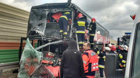 Polski Bus uderzył w ciężarówkę na A2. Kierowca nie żyje, ranni pasażerowie 