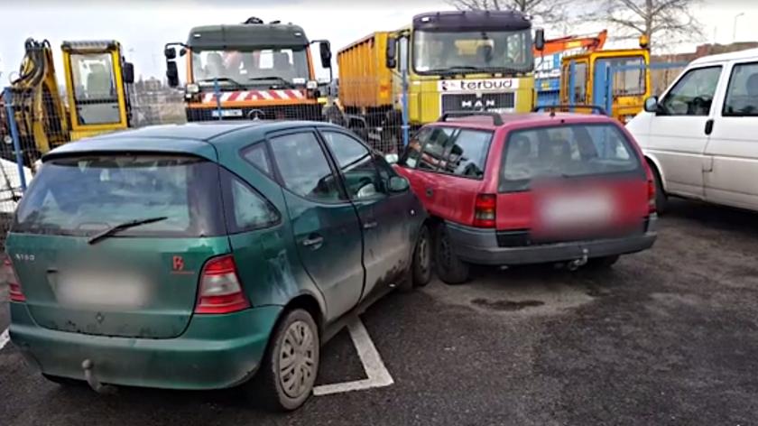 Zielony mercedes uderzył w zaparkowany pojazd