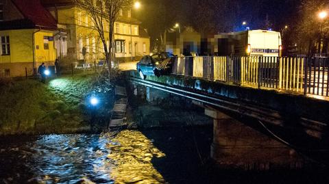 Wjechała w barierki i zawisła na krawędzi mostu