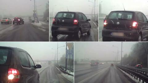 Śnieg, ślisko, ruch, a on próbuje zjechać z autostrady wjazdem. Trzy razy uderza w auto z tyłu