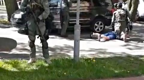 Uzbrojeni od stóp po głowy policjanci na ulicy w Kołobrzegu