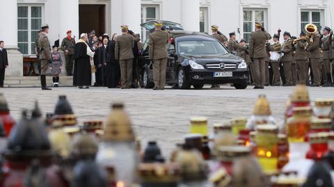 Trumna z ciałem prezydenta Kaczorowskiego została przewieziona do Kościoła