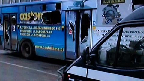 Grupa około 20 chuliganów napadła na autobus w Katowicach