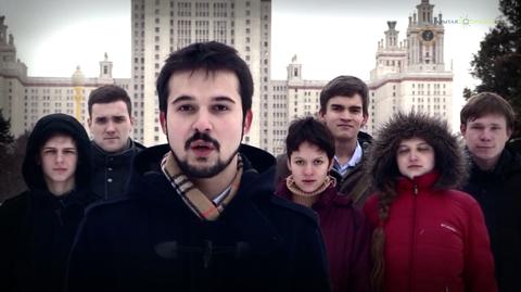 Rosyjscy studenci nagrali swój film, stojąc przed budynkiem najstarszego rosyjskiego uniwersytetu - MGU