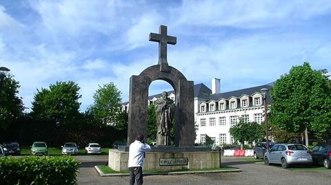 Sporny krzyż na pomniku Jana Pawła II we Francji. Premier chce sprowadzić monument do Polski