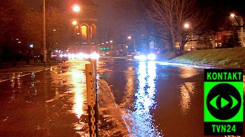 Woda z pękniętej rury zalewa kolejne ulice