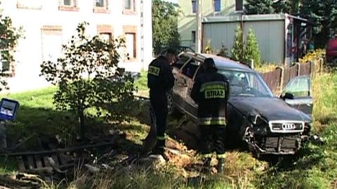 Rozpędzone audi wjechało w przystanek autobusowy