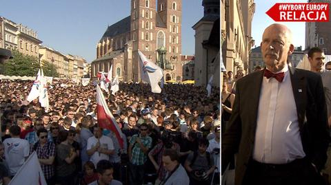 Janusz Korwin-Mikke otoczony przez swoich zwolenników na wiecu w Krakowie