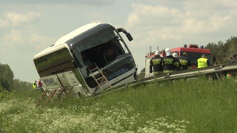 Autobus zawisł na skarpie nad torami kolejowymi