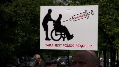 Niepełnosprawni i ich rodzice protestują pod kancelarią premiera