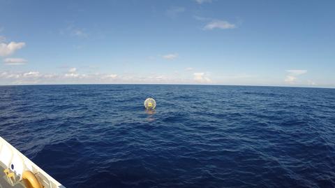 Chciał w plastikowej bańce pokonać 1,6 tys. km oceanu. Skończył w rękach ratowników