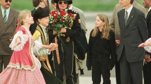 Michael Jackson na lotnisku Okęcie w Warszawie, maj 1997