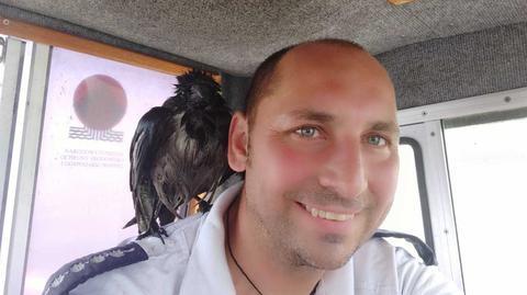 Policjanci uratowali topiącego się ptaka