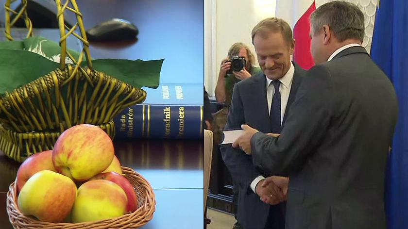 Jabłka i "Poradnik premiera" od ministrów z PSL. Tusk ostatni raz na posiedzeniu rządu