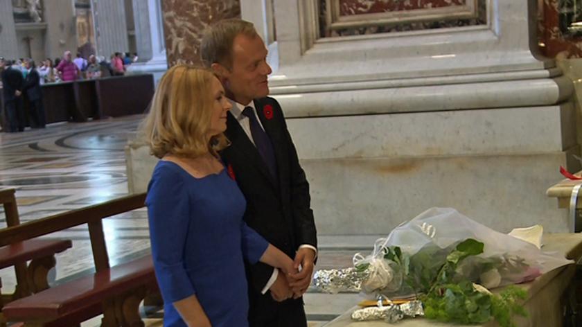 Premier Tusk złożył kwiaty na grobie papieża