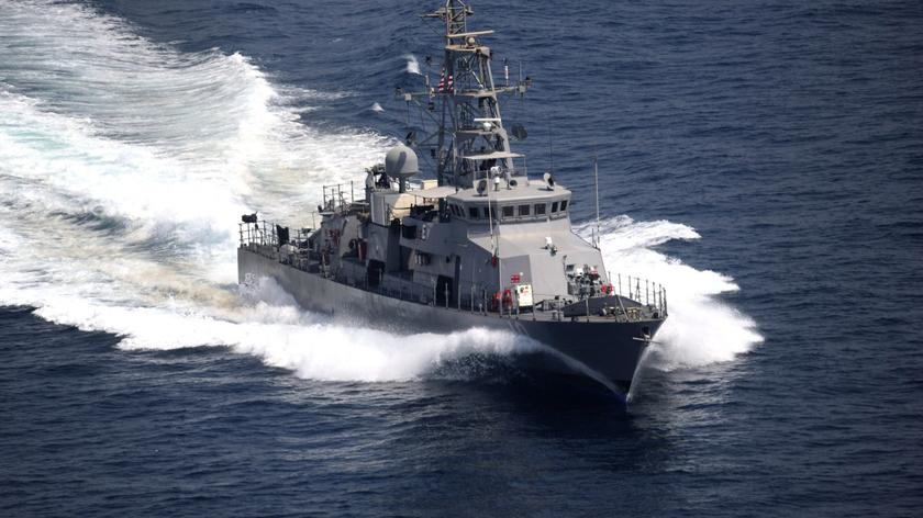 Irańskie łodzie "nękają" niszczyciel US Navy