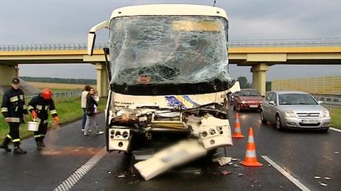 Wypadek autokaru na autostradzie