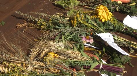 Z okazji Święta Matki Boskiej Zielnej ludzie plotą i święcą bukiety 