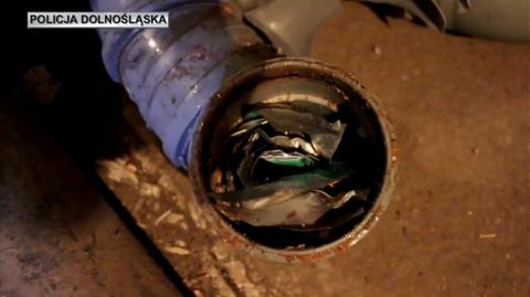 Policjanci znaleźli dopalacze ukryte w rurze kanalizacyjnej 