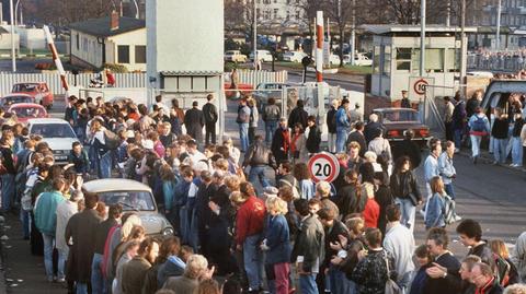 Mieszkańcy Berlina w rocznicę upadku muru