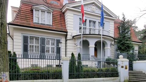 Kanister z niezidentyfikowanym płynem wrzucony na teren polskiej ambasady
