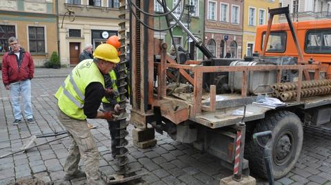 Robotnicy używają specjalnego wiertła