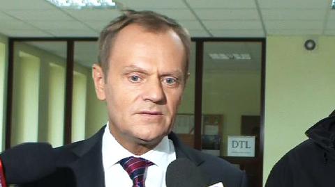 Tusk o Kaczyńskim: Szpieg z krainy deszczowców grasował na wałach