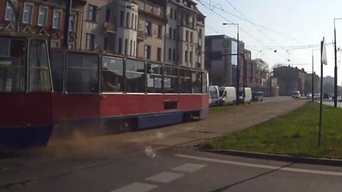 Autobus zderza się z tramwajem: nagranie