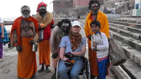 Przejechał Indie autostopem. Porusza się na wózku inwalidzkim