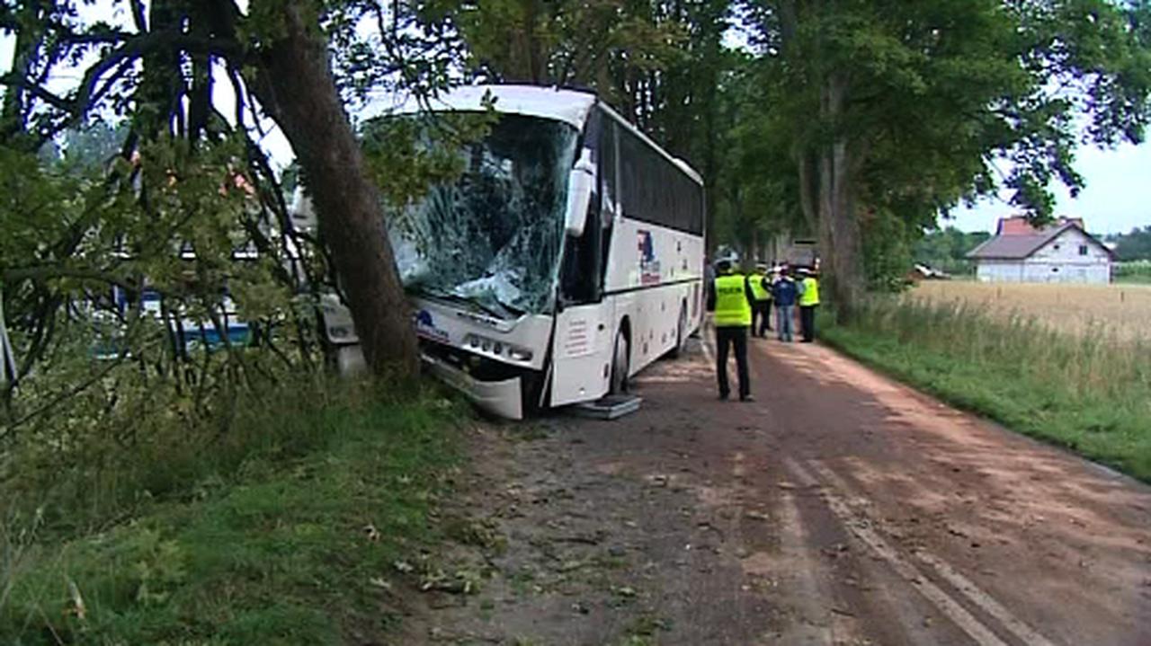 Wypadek autokaru z dziećmi. 26 rannych - TVN24