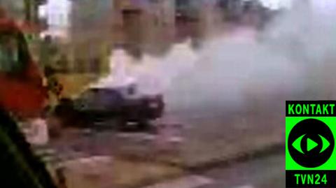 Taksówka spłonęła na ulicy w Warszawie (film: Marcin)