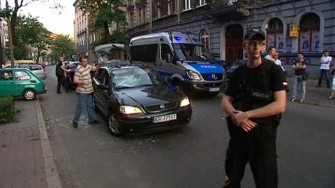 Wyciągnęli z samochodu w centrum Krakowa i pobili