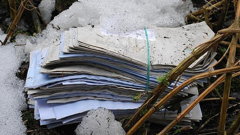 Listonosz wyrzucił w lesie ponad 500 przesyłek