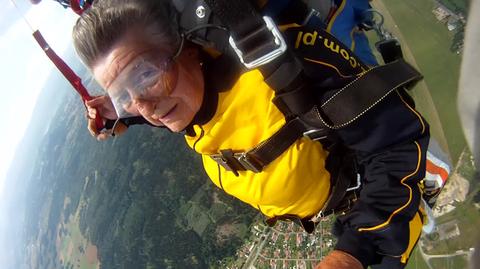 82-latka skoczyła ze spadochronem