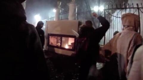 Moment podpalenia budki strażnika przed ambasadą Rosji