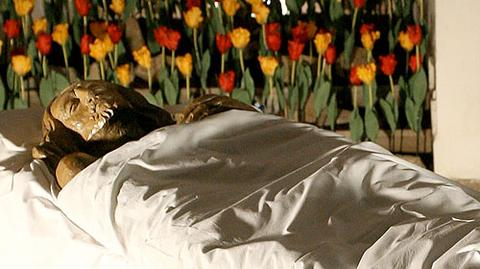 Chrystus w szpitalnym łóżku - aranżacja Grobu Pańskiego autorstwa ojciów Pijarów