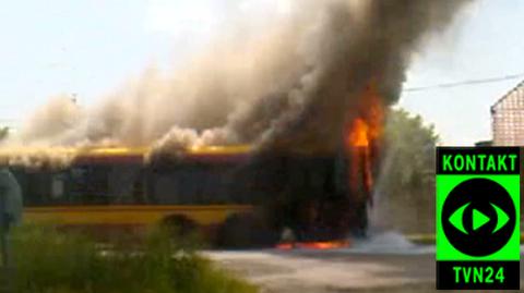 Płonący autobus pod Warszawą